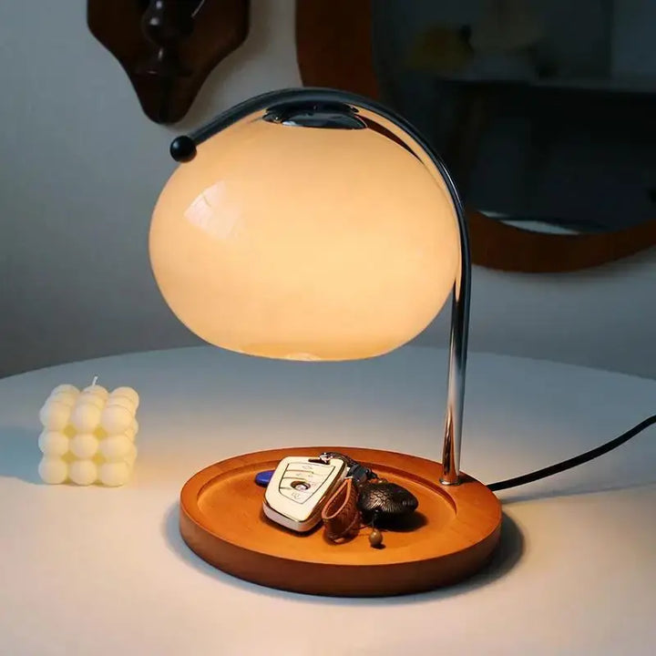 Lampe de table design globe en verre crème avec base bois chic
