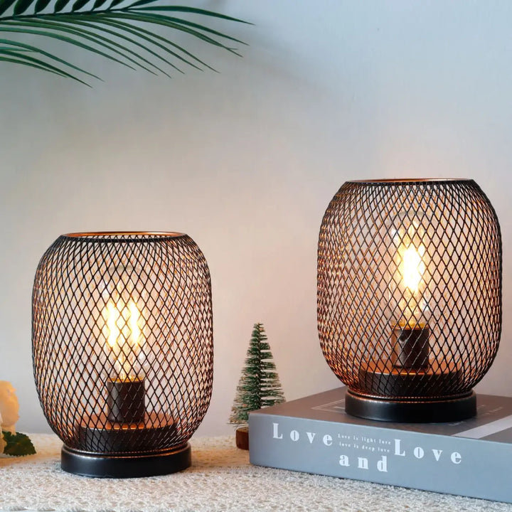 Lampe de table makara avec deux lampes à cage en mesh noir et ampoules à filament chaud, idéale comme candle holders decor features