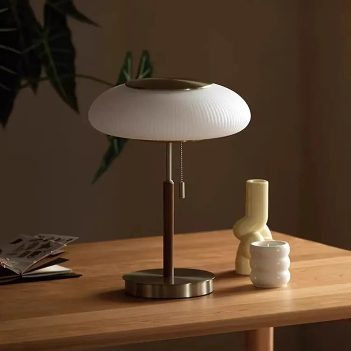 Lampe de table juany en verre plissé blanc avec base et tige en métal doré style table design nordique élégante