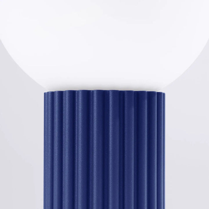 Lampe halo poser outremer base en céramique bleu profond côtelée avec abat-jour sphérique blanc lisse version suspension
