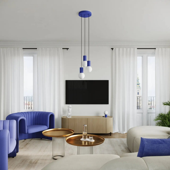 Lampe halo version suspension avec abat-jours cylindriques bleus et blancs suspendue à une monture circulaire