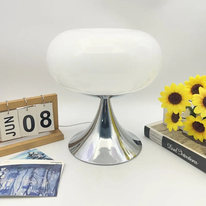 Lampe de table puffel avec abat-jour en verre dépoli blanc et base chrome élégante, adaptée pour salon ou bureau
