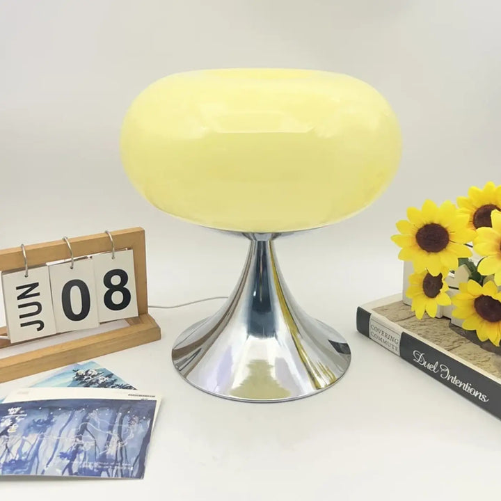 Lampe de table puffel en jaune pâle avec dôme brillant et base en chrome pour un intérieur élégant
