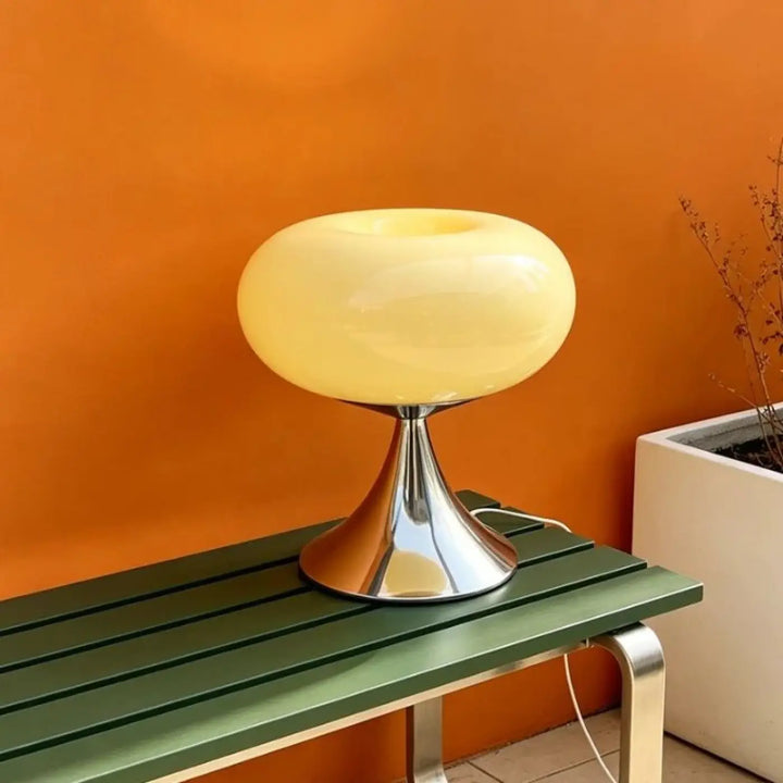 Lampe de table puffel en verre translucide crème avec base chrome élégante, idéale pour usage intérieur