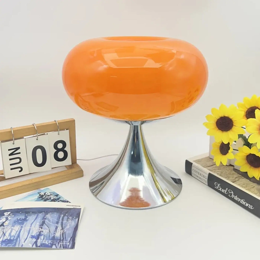 Lampe de table puffel avec abat-jour en verre translucide orange vibrant et base en chrome élégante, idéale pour salon