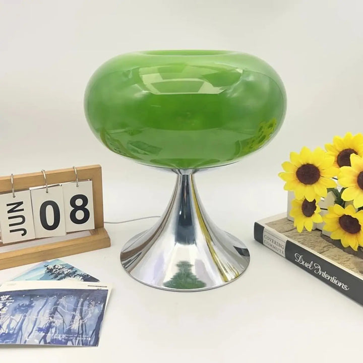 Lampe de table puffel en verre vert brillant avec base chrome élégante, idéale pour usage intérieur