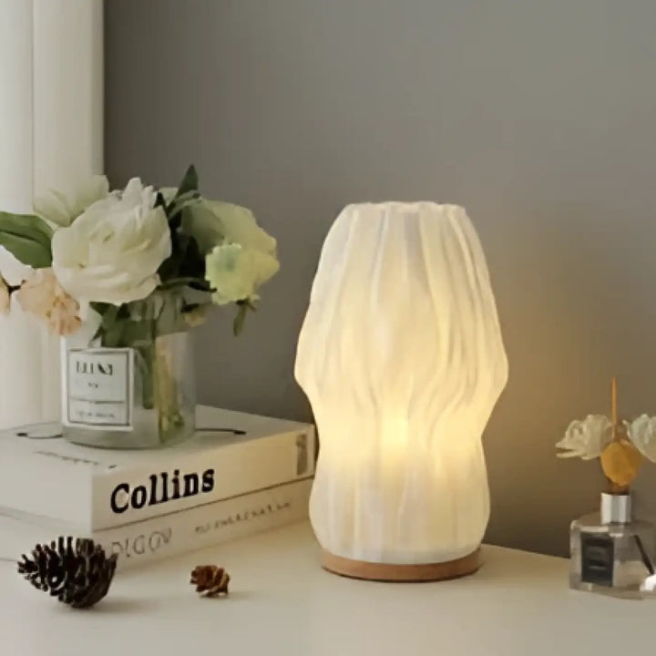 Lampe de table loana en papier doux crème avec base en bois pour un design de table à lignes fluides et ambiance chaleureuse