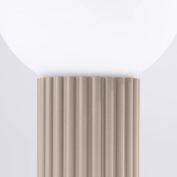Lampe halo lampe a poser en taupe avec base côtelée beige et abat-jour sphérique blanc solution pratique pour salon