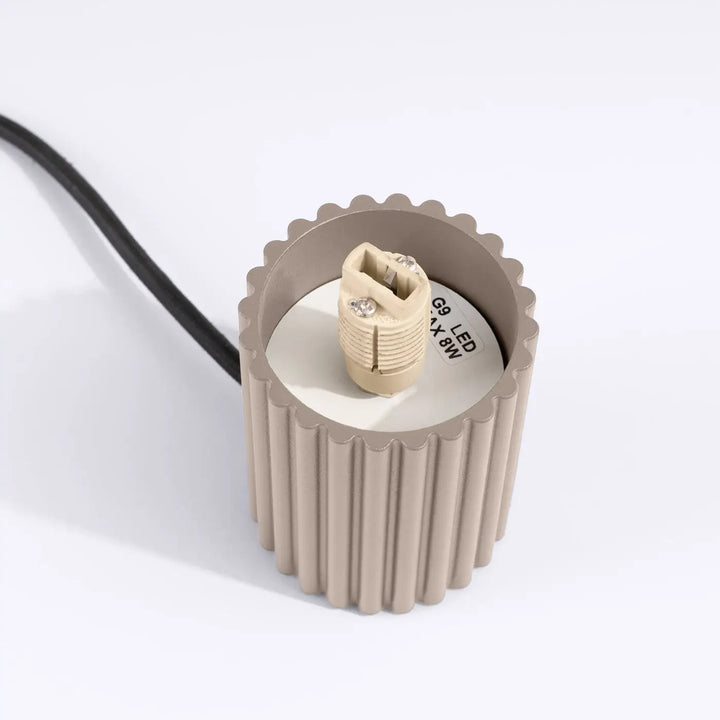 Lampe halo pose taupe avec base cylindrique beige en led à prise g9 et cordon d’alimentation noir solution pratique