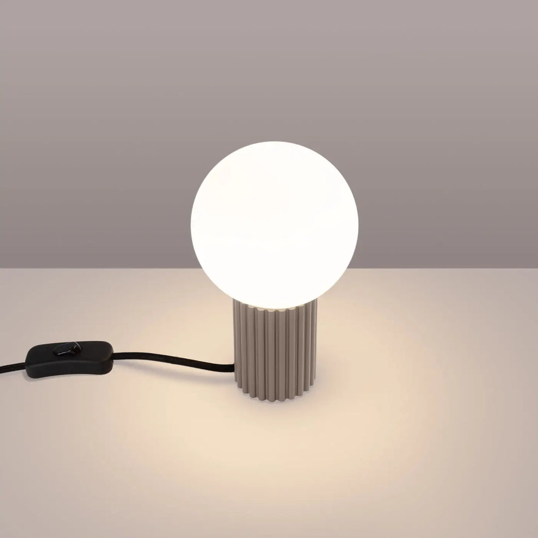 Lampe halo avec base côtelée taupe mate et globe en verre blanc pour une solution pratique et moderne