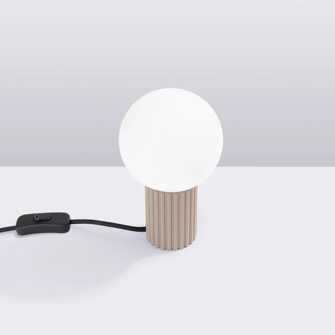 Lampe a poser halo taupe avec abat-jour sphérique en verre dépoli et base cannelée beige avec interrupteur noir une solution pratique