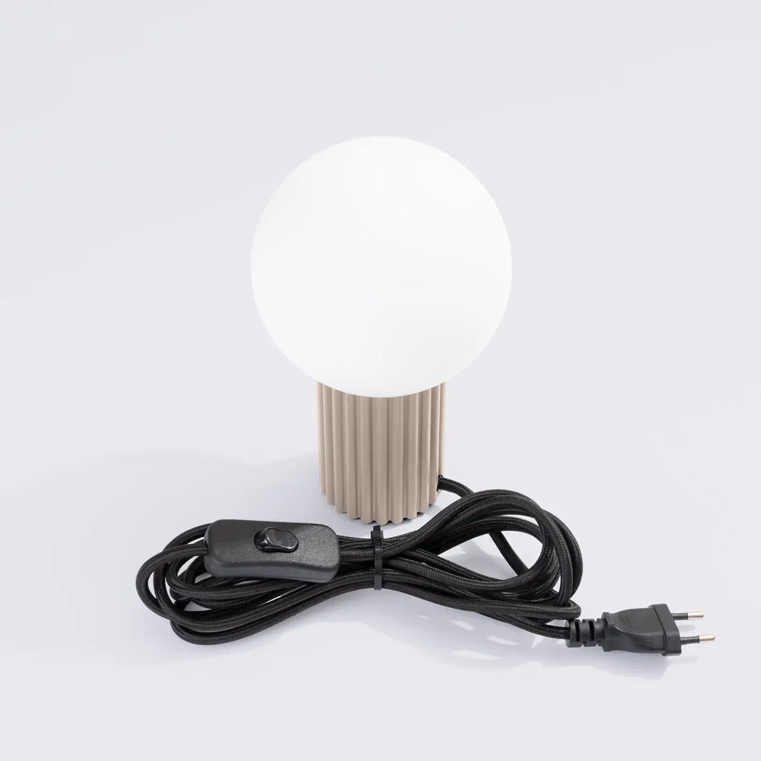 Lampe a poser halo taupe avec abat-jour sphérique en verre dépoli et base en céramique côtelée beige solution pratique