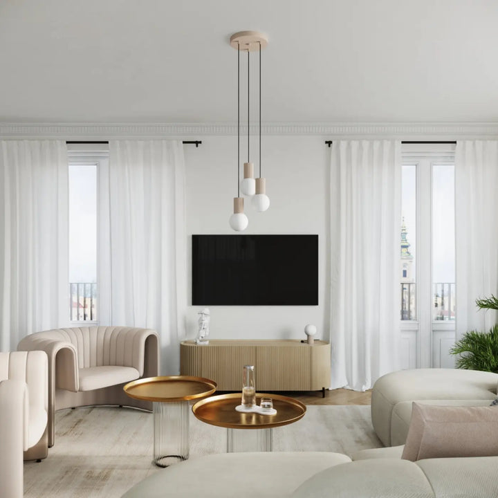 Lampe halo moderne pose halo taupe avec trois ampoules sphériques minimalistes suspendues à un plafond en bois