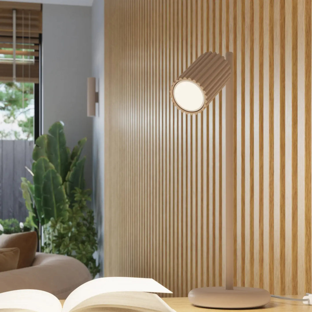 Lampe a poser karbon taupe en bois avec abat-jour cylindrique nervuré et design minimaliste pour ampoules gu10 interchangeables