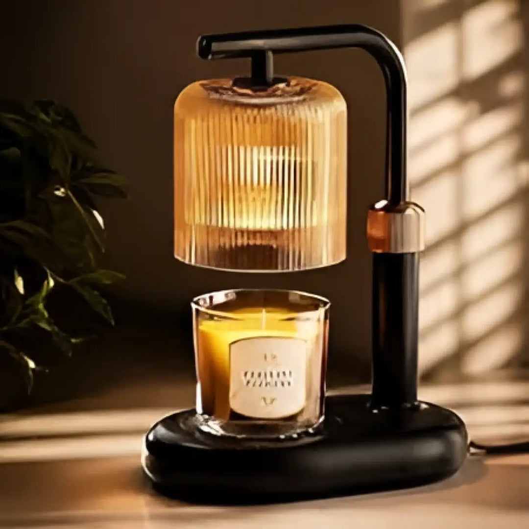 Lampe de table candora en verre strié ambre avec cadre noir pour une lumière douce et un design élégant sur table