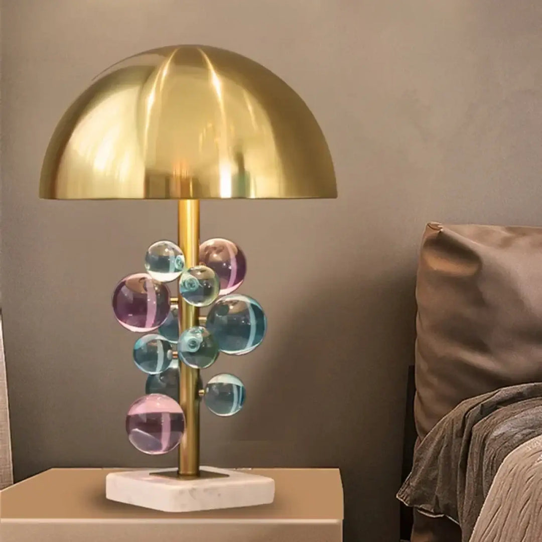 Lampe de table contemporaine opaly avec dôme doré et orbes en verre coloré sur socle en marbre blanc pour décoration intérieure