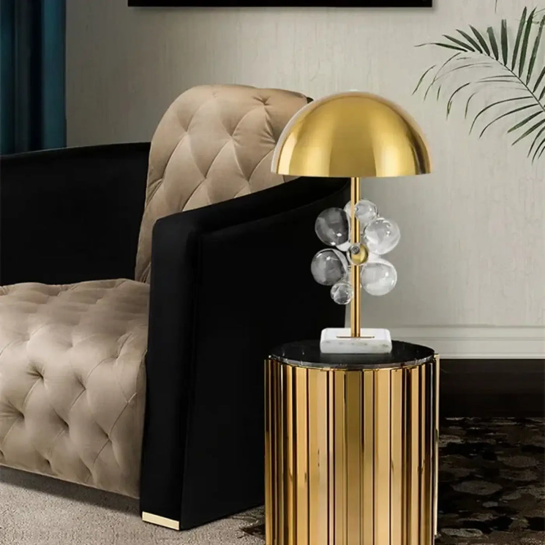 Lampe de table opaly avec dôme doré, boules en verre clair et base en marbre pour une décoration intérieure contemporaine