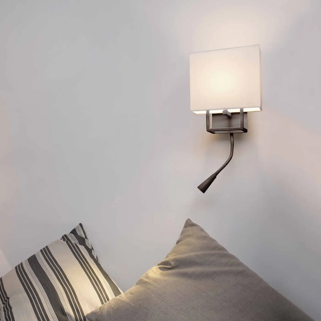 Lampe Vesper brune et beige dans un intérieur