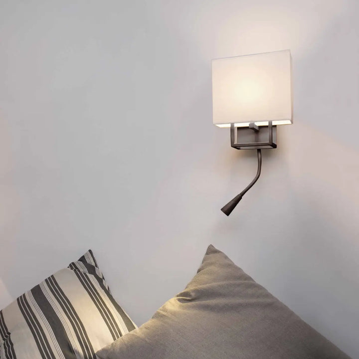 Lampe Vesper brune et beige dans un intérieur