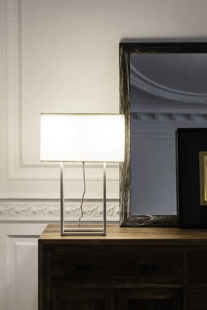Lampe de table Vesper blanche en situation
