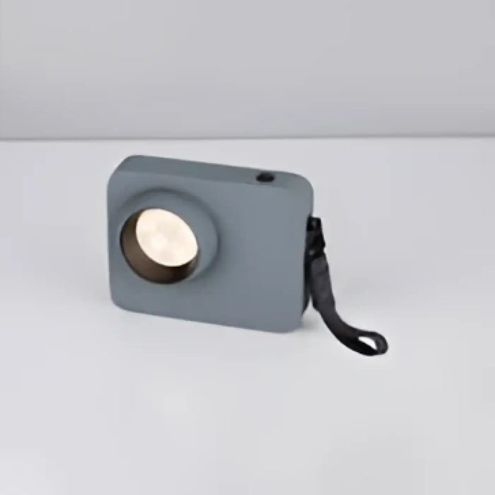 Lampe de table focalis gris avec faisceau lumineux ciblé et objectif circulaire pour un éclairage lumineux ciblé
