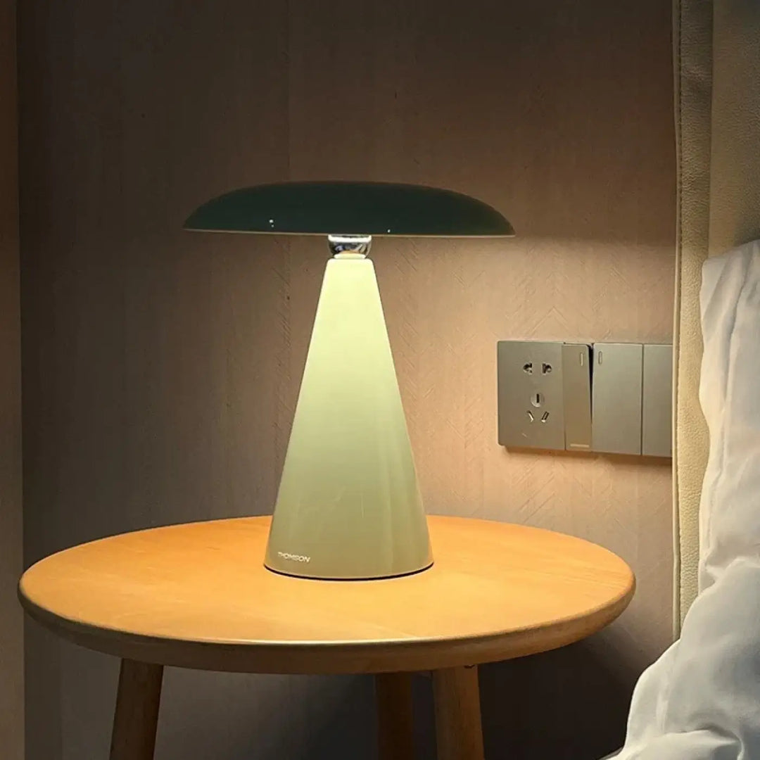 Lampe de table vita avec abat-jour vert mat en forme de champignon à l’allure vintage et base crème élégante