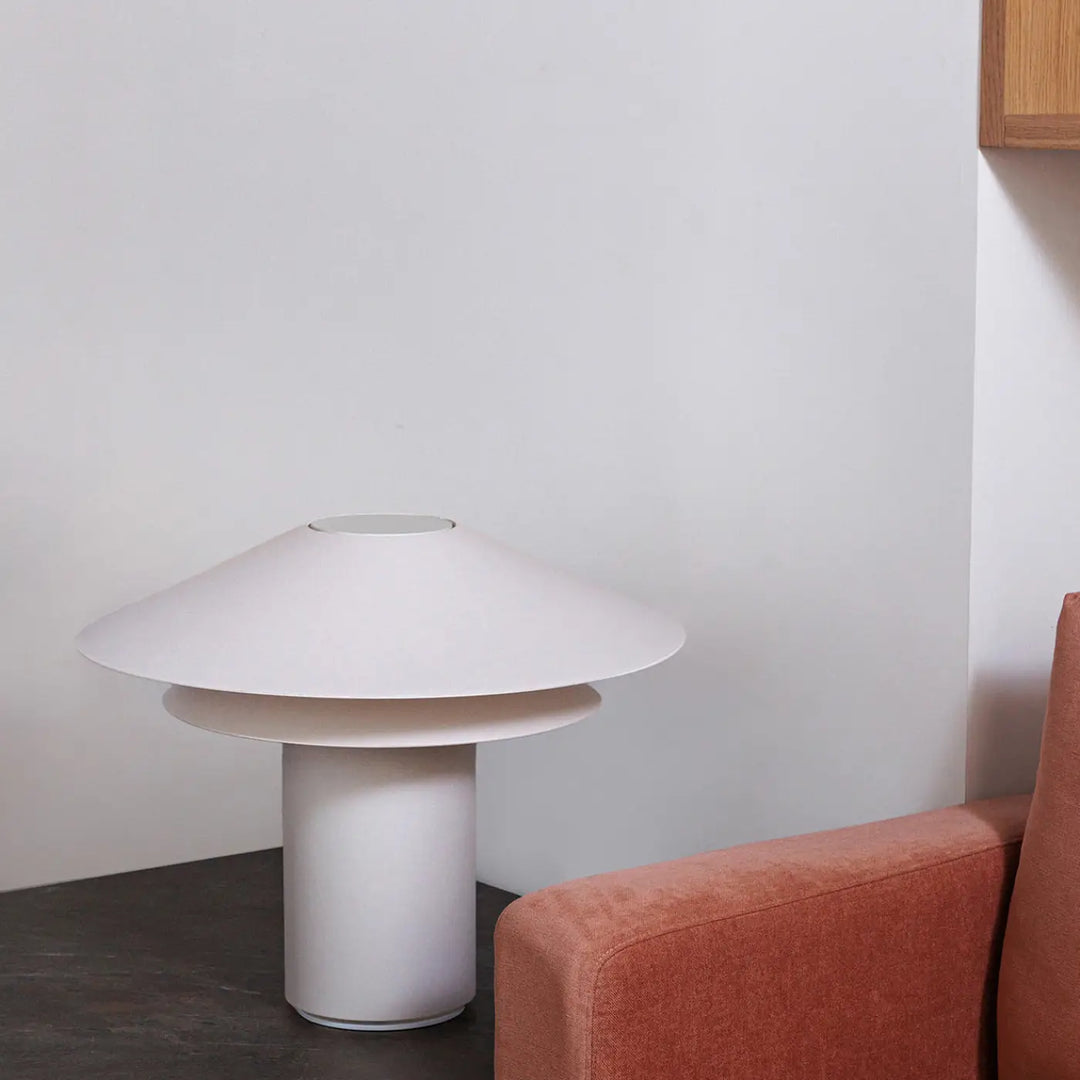 Lampe de table Shan en parchemin de Faro Barcelona en situation