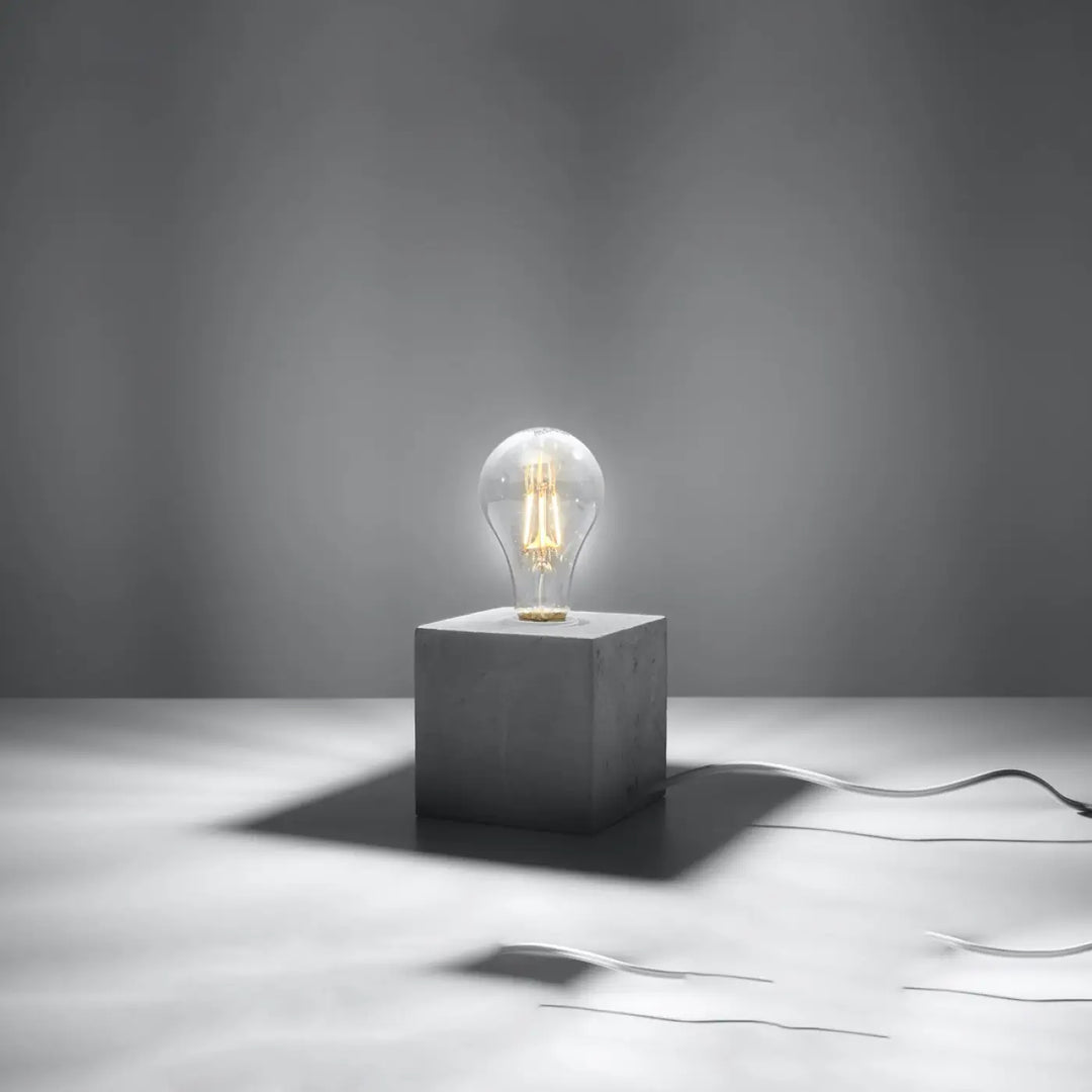 Lampe de table ariz avec ampoule en verre claire et base cube en béton gris mat style loft bureau ariz béton ariz