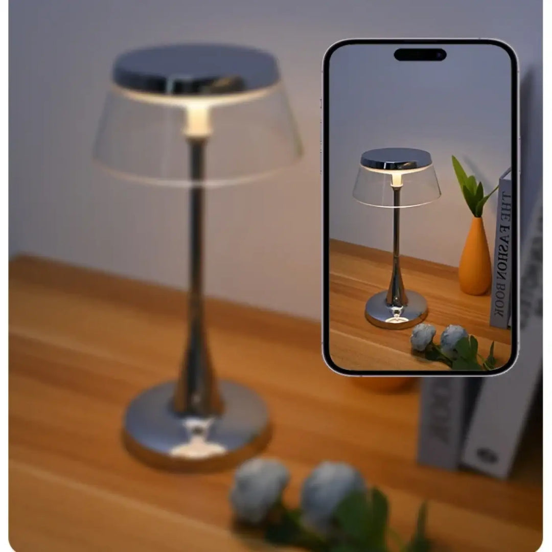 Lampe de table tiah avec abat-jour transparent en verre et design chrome poli pour éclairage led contemporain