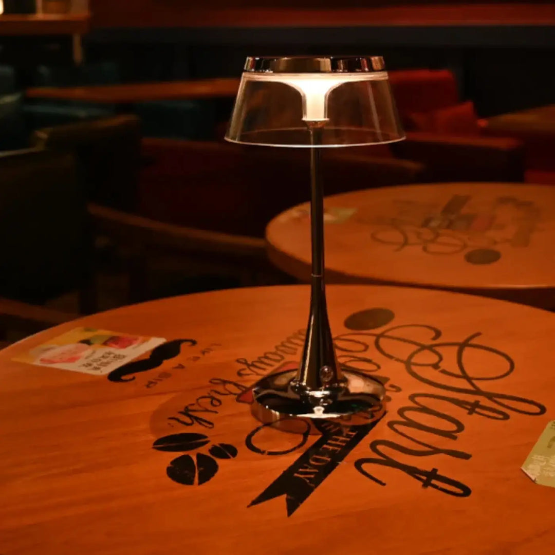 Lampe de table tiah avec abat jour transparent en verre et base en chrome design pour éclairage led moderne