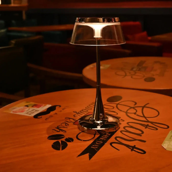 Lampe de table tiah avec abat jour transparent en verre et base en chrome design pour éclairage led moderne