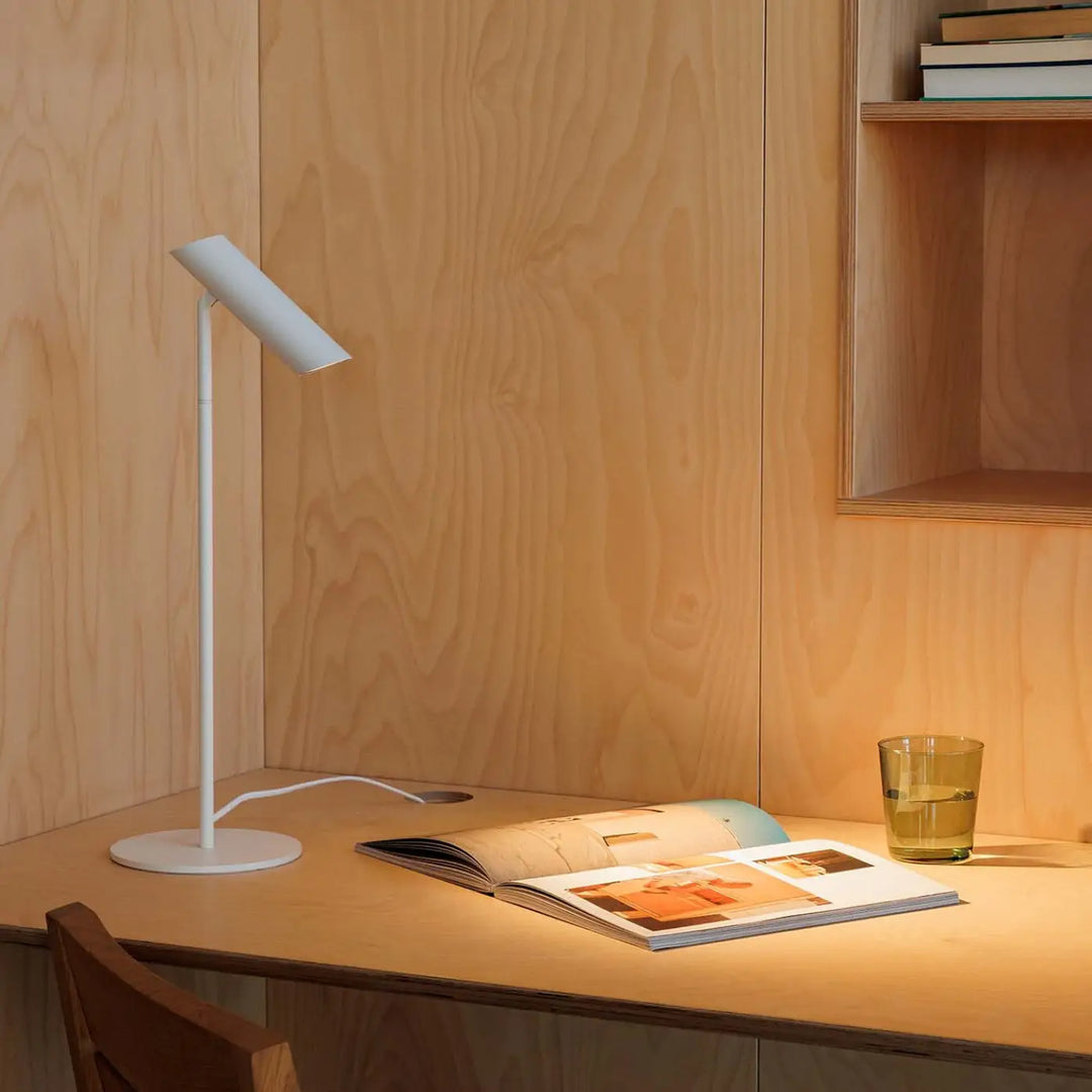 Lampe de table Leo blanche de Faro Barcelona en situation