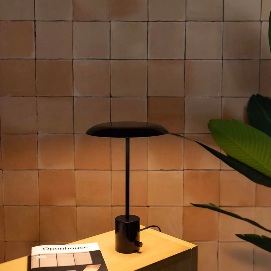 Lampe de table Hoshi noire de Faro Barcelona en situation