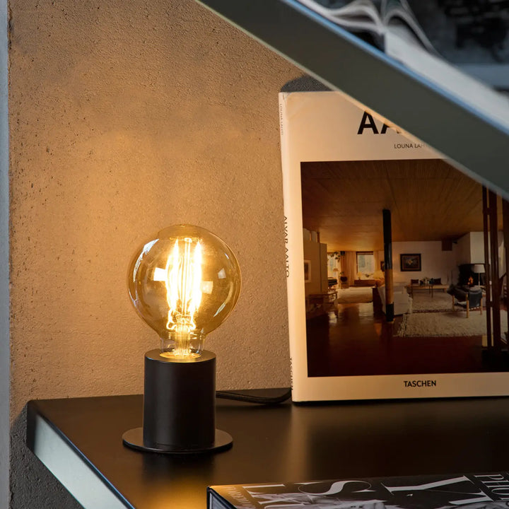 Lampe de table Ten noire de Faro Barcelona en situation
