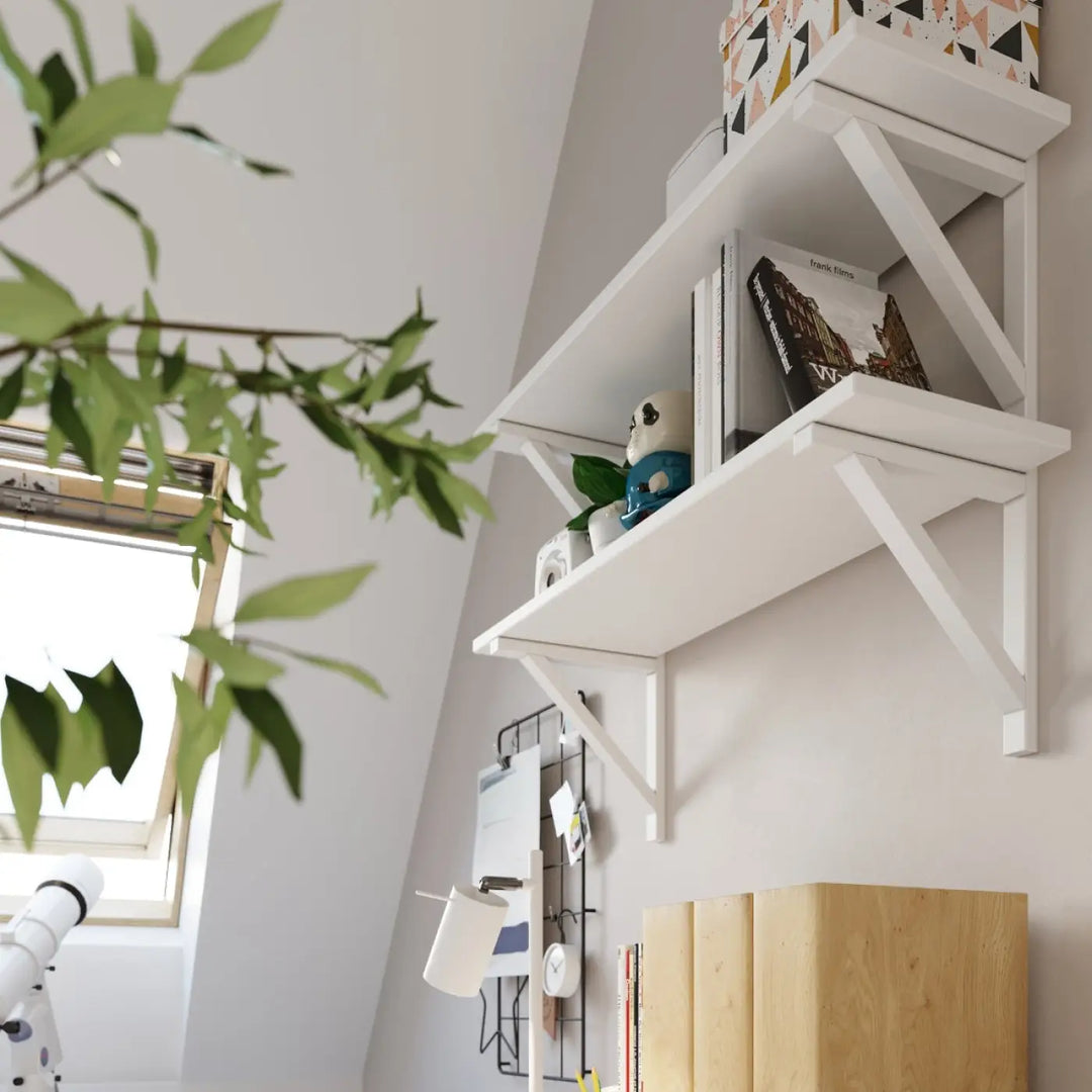 Lampe de table ring blanc sur étagères murales en bois blanc minimalistes pour bureau design et décoration d’intérieur moderne