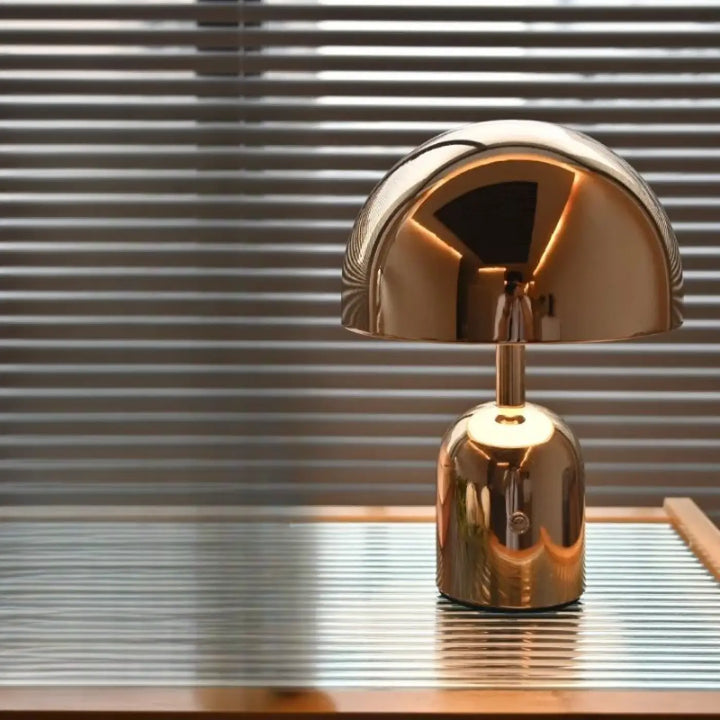 Lampe de table moderne à abat en forme de champignon doré brillant avec finition métallique et reflets miroir