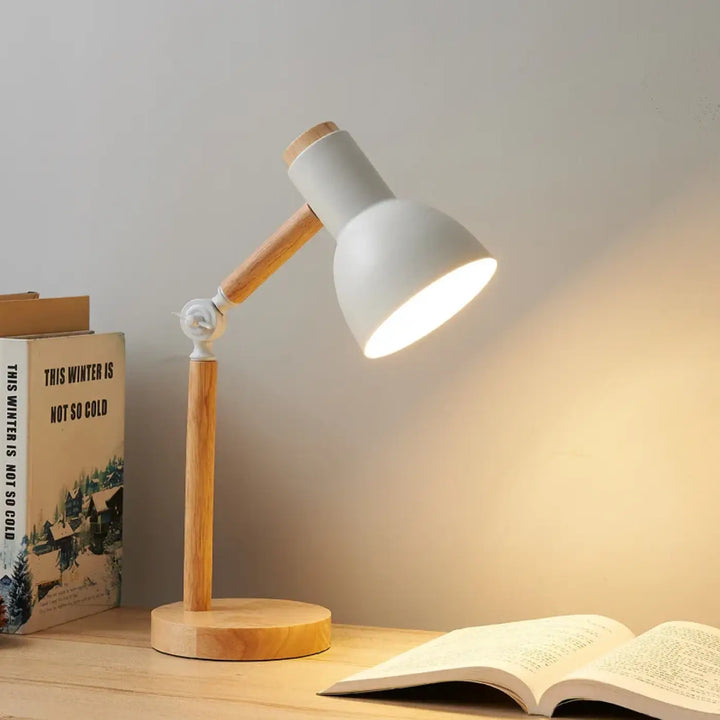 Lampe de table natax en bois et blanc avec un design minimaliste élégant sont elles incluses