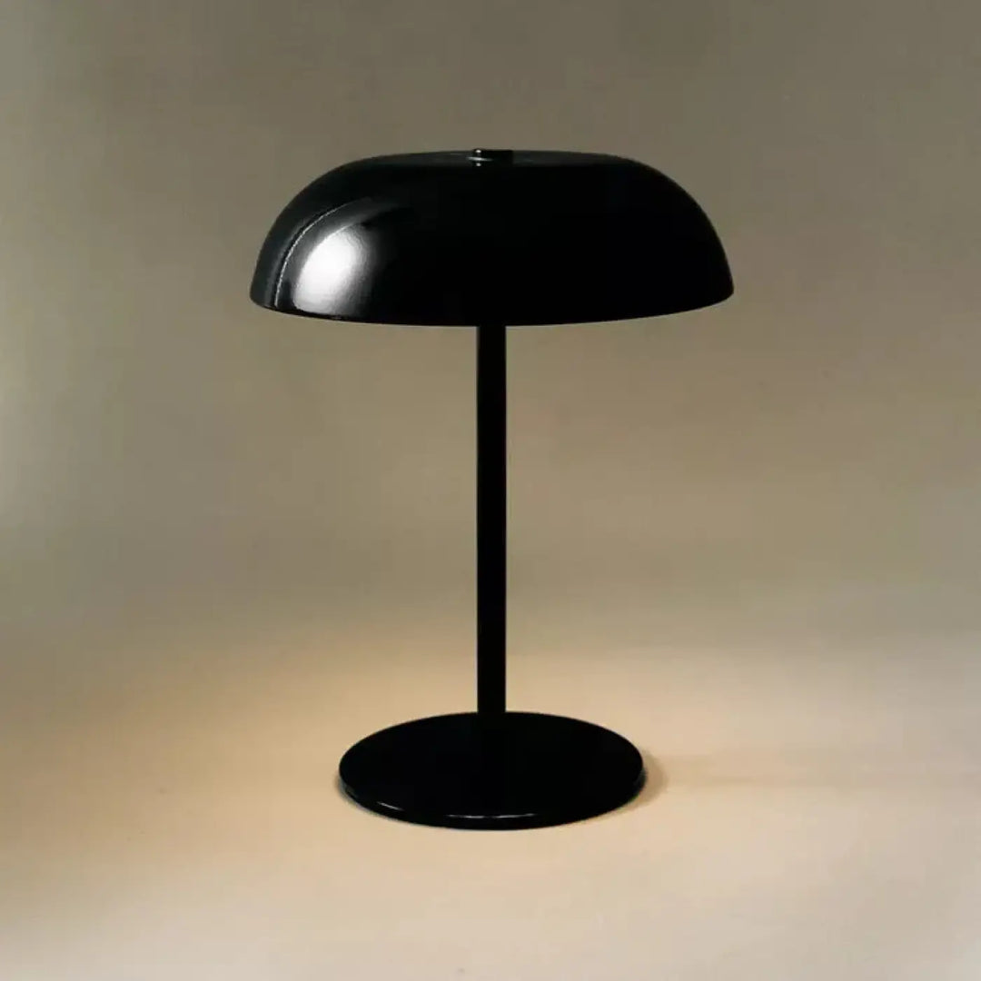 Lampe de table noire matte kapel avec silhouette minimaliste et détail participe pour un table moderne élégante