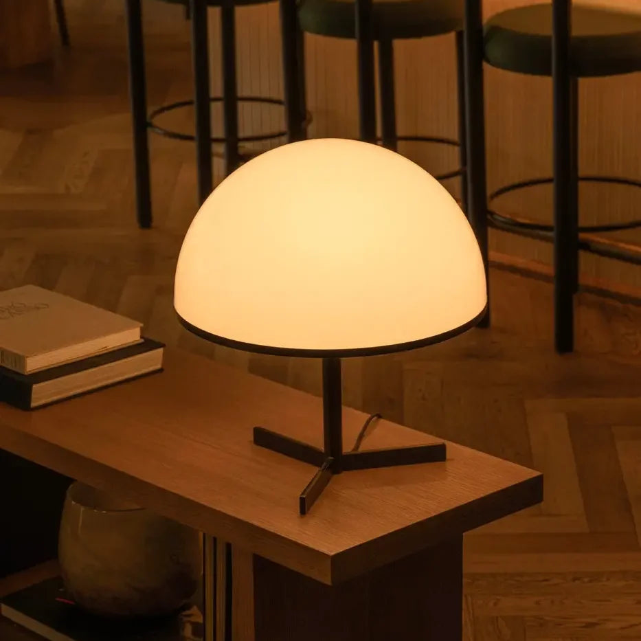 Lampe de table Dome noire de Faro Barcelona en situation