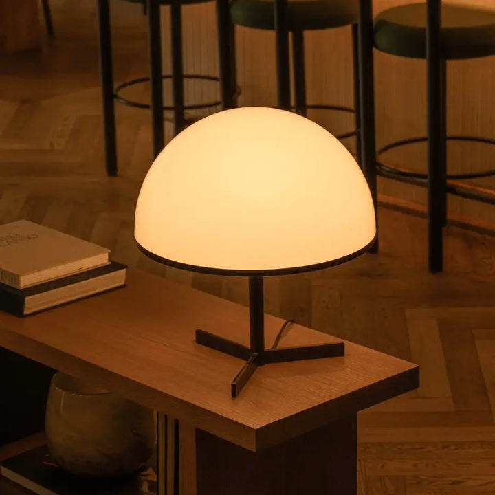 Lampe de table Dome noire de Faro Barcelona en situation