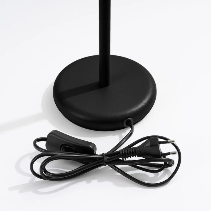 Lampe a poser karbon noir en métal mat avec cordon et interrupteur intégrés pour un design minimaliste plafond karbon