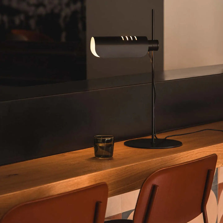 Lampe de table Martinica noire de Faro Barcelona en situation
