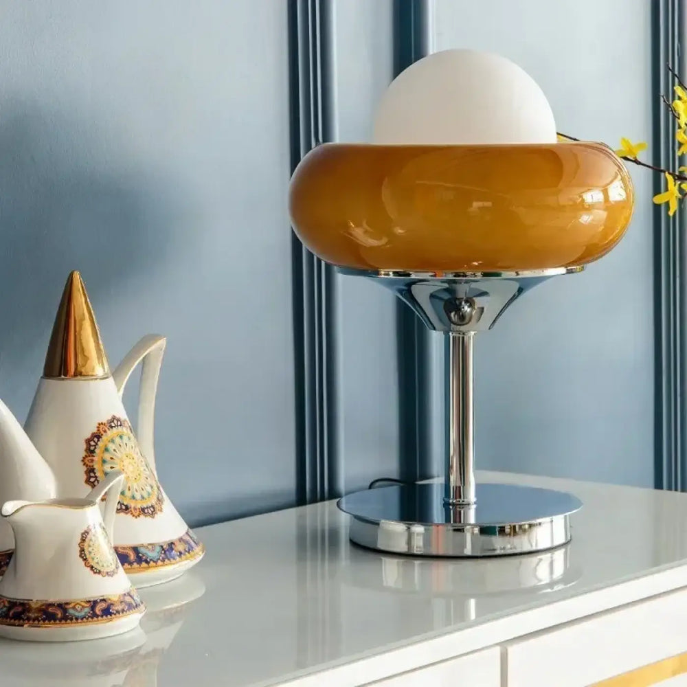 Lampe de table bellora avec base en verre ambré brillant et abat-jour blanc sphérique pour décoration intérieure space age