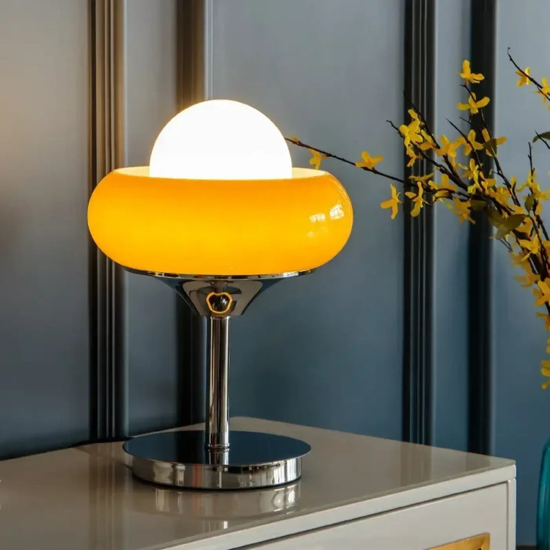 Lampe de table bellora en verre opale jaune vibrant en forme de champignon avec base et tige chrome poli décoration intérieure rétro space age