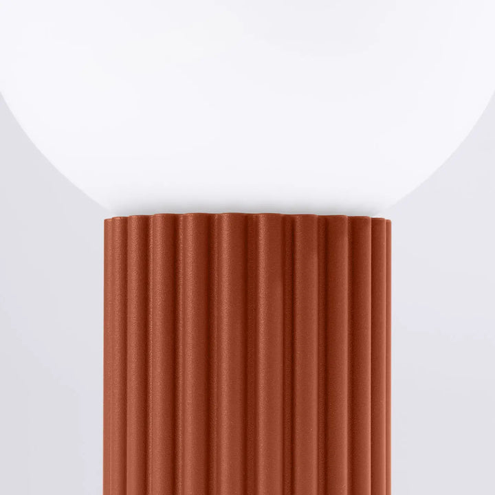 Lampe a poser halo rouge ochra avec base côtelée terracotta et abat-jour sphérique blanc lisse version suspension