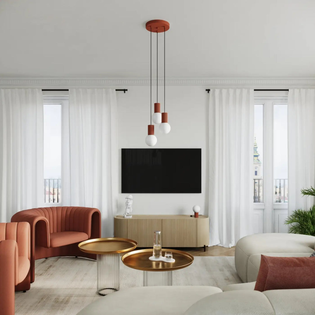 Lampe halo version suspension avec trois ampoules sphériques blanches et terracotta suspendue à une base rouge ochra