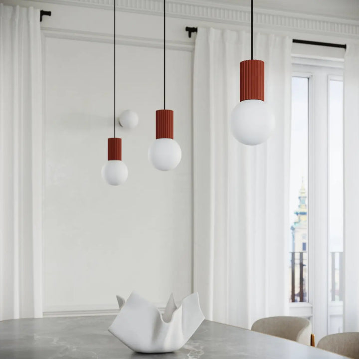 Lampe halo version suspension avec abat-jour sphérique blanc et support cylindrique rouge ochra texturé en métal