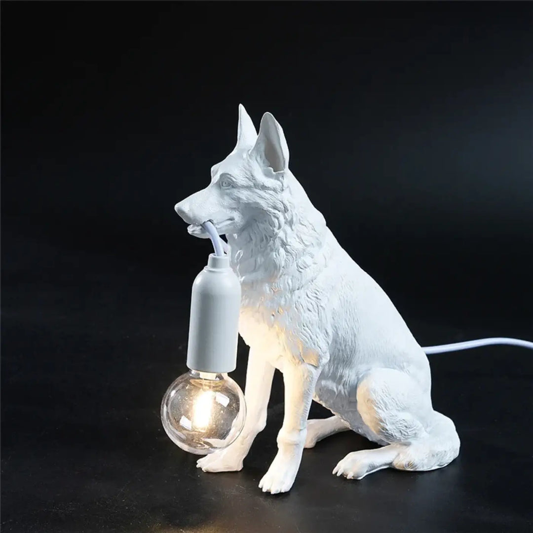 Lampe de table kanis en céramique blanche en forme de berger allemand lumineux tenant une ampoule dans la bouche
