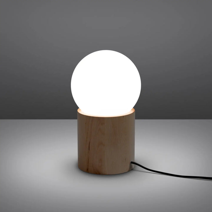 Lampe de table Boomo à socle en bois naturel et boule en verre blanc