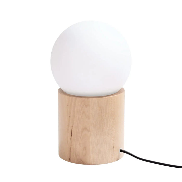 Lampe de table Boomo à socle en bois naturel et boule en verre blanc